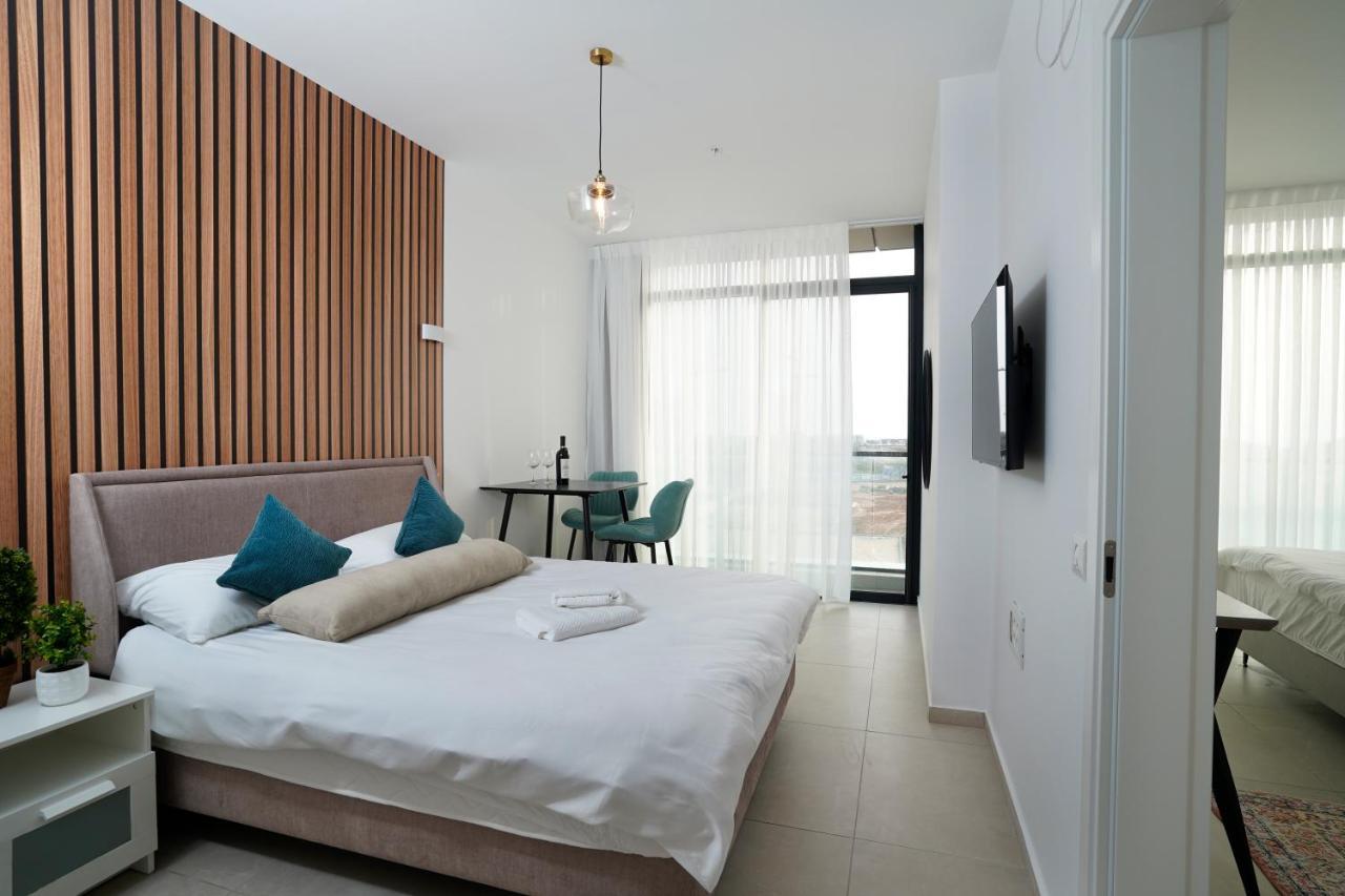 Hi-Yam Seaview Apartments & Suites - יש ממ"ד Бат Ям Екстериор снимка
