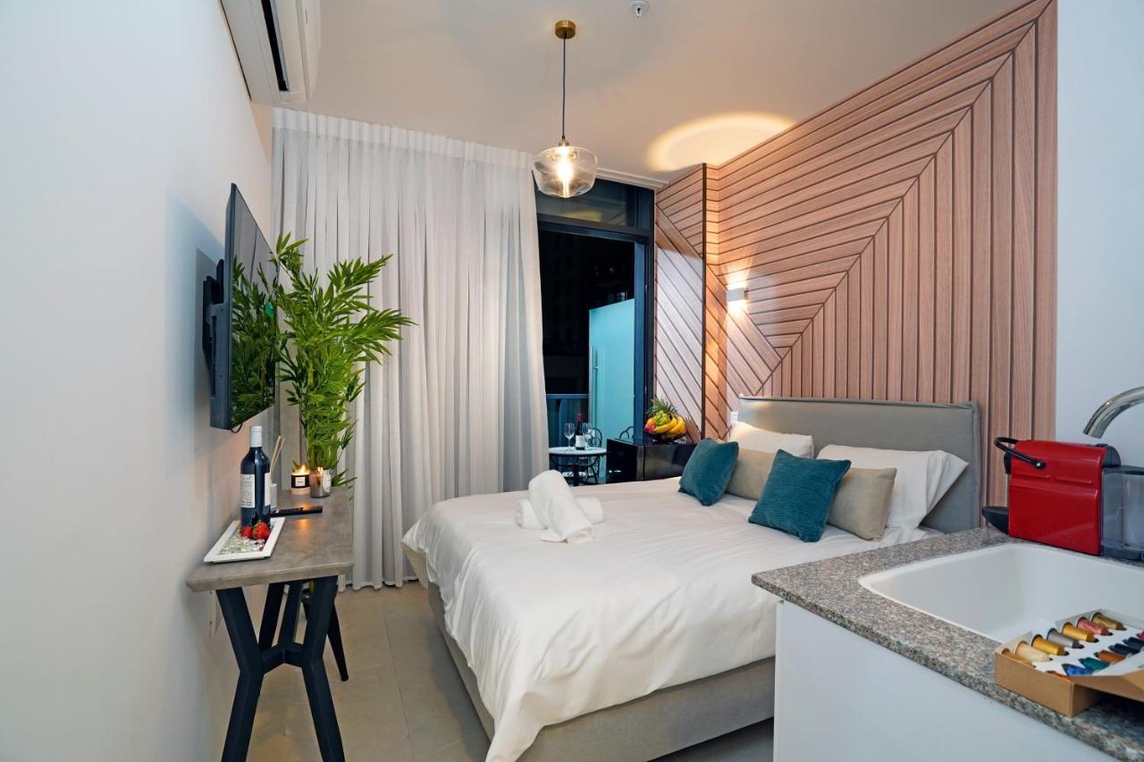 Hi-Yam Seaview Apartments & Suites - יש ממ"ד Бат Ям Екстериор снимка