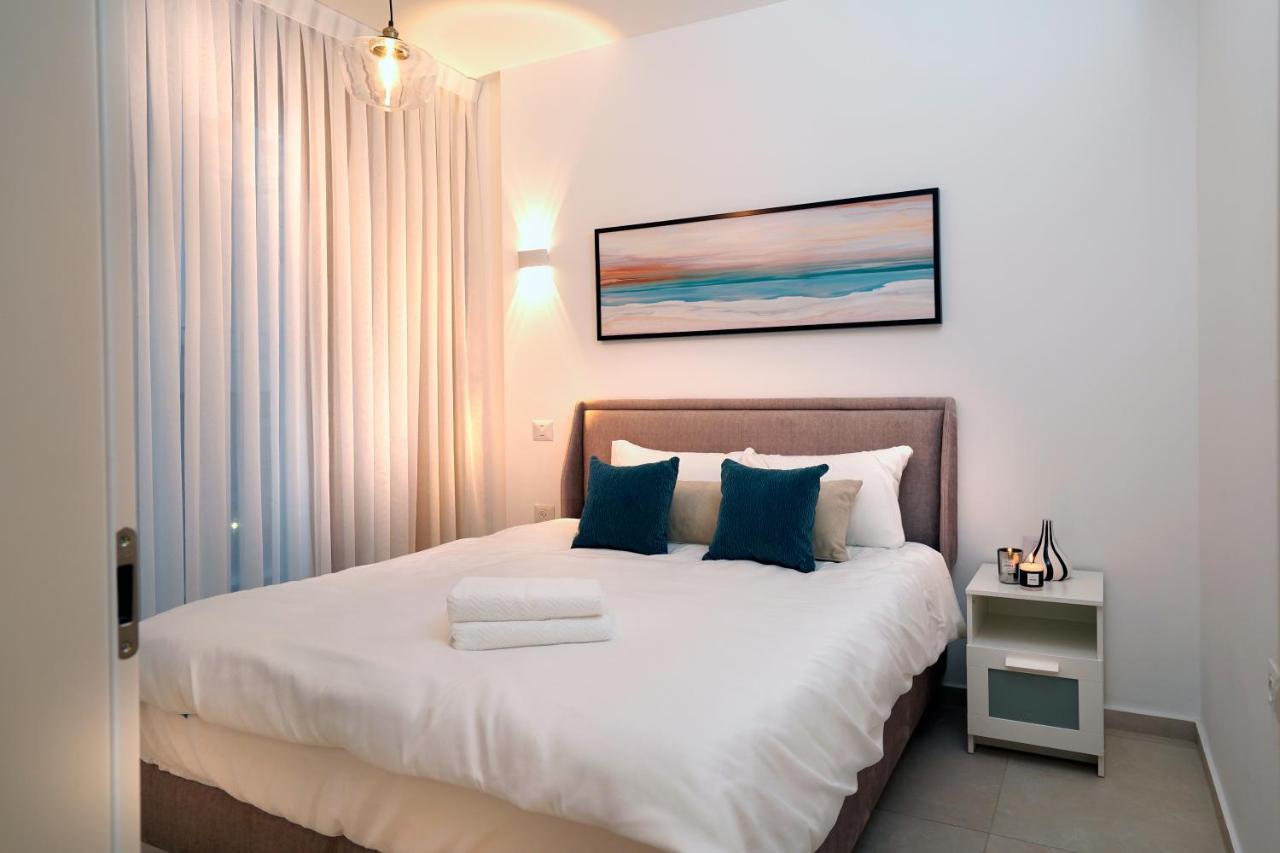Hi-Yam Seaview Apartments & Suites - יש ממ"ד Бат Ям Екстериор снимка