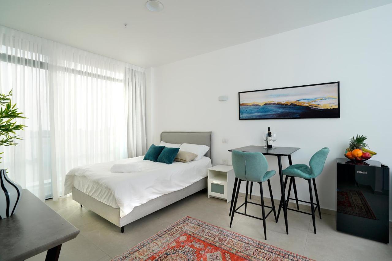 Hi-Yam Seaview Apartments & Suites - יש ממ"ד Бат Ям Екстериор снимка