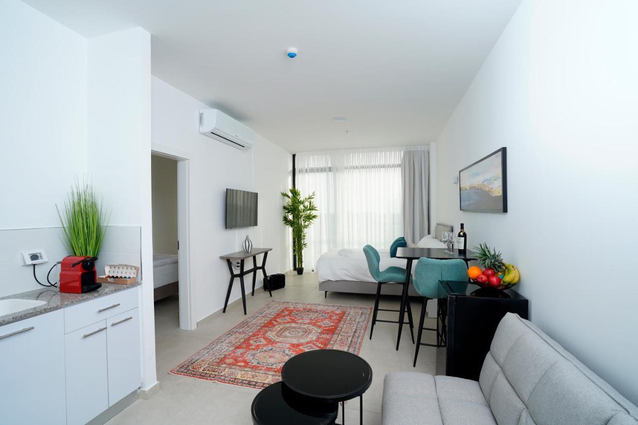 Hi-Yam Seaview Apartments & Suites - יש ממ"ד Бат Ям Екстериор снимка