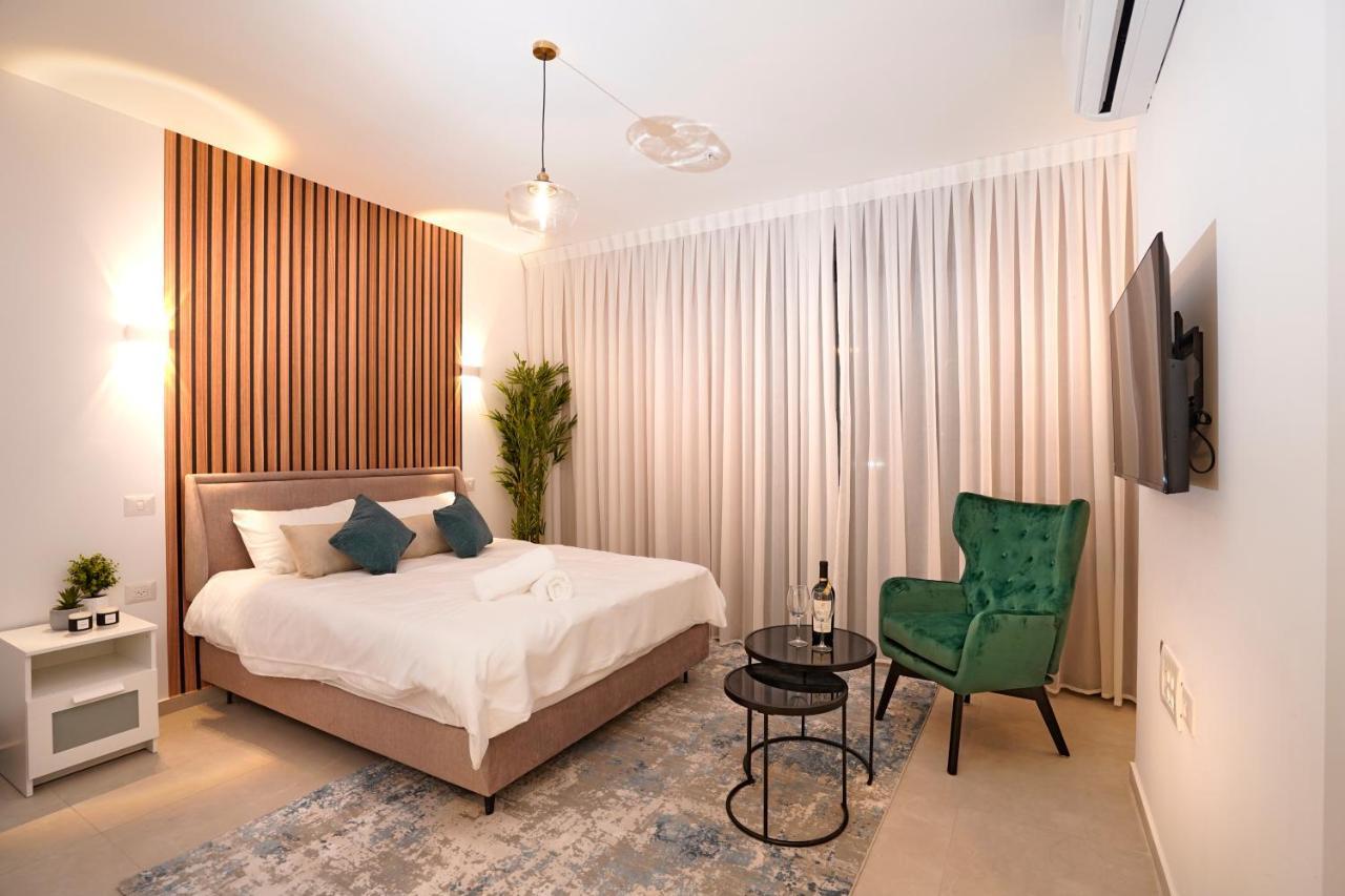 Hi-Yam Seaview Apartments & Suites - יש ממ"ד Бат Ям Екстериор снимка