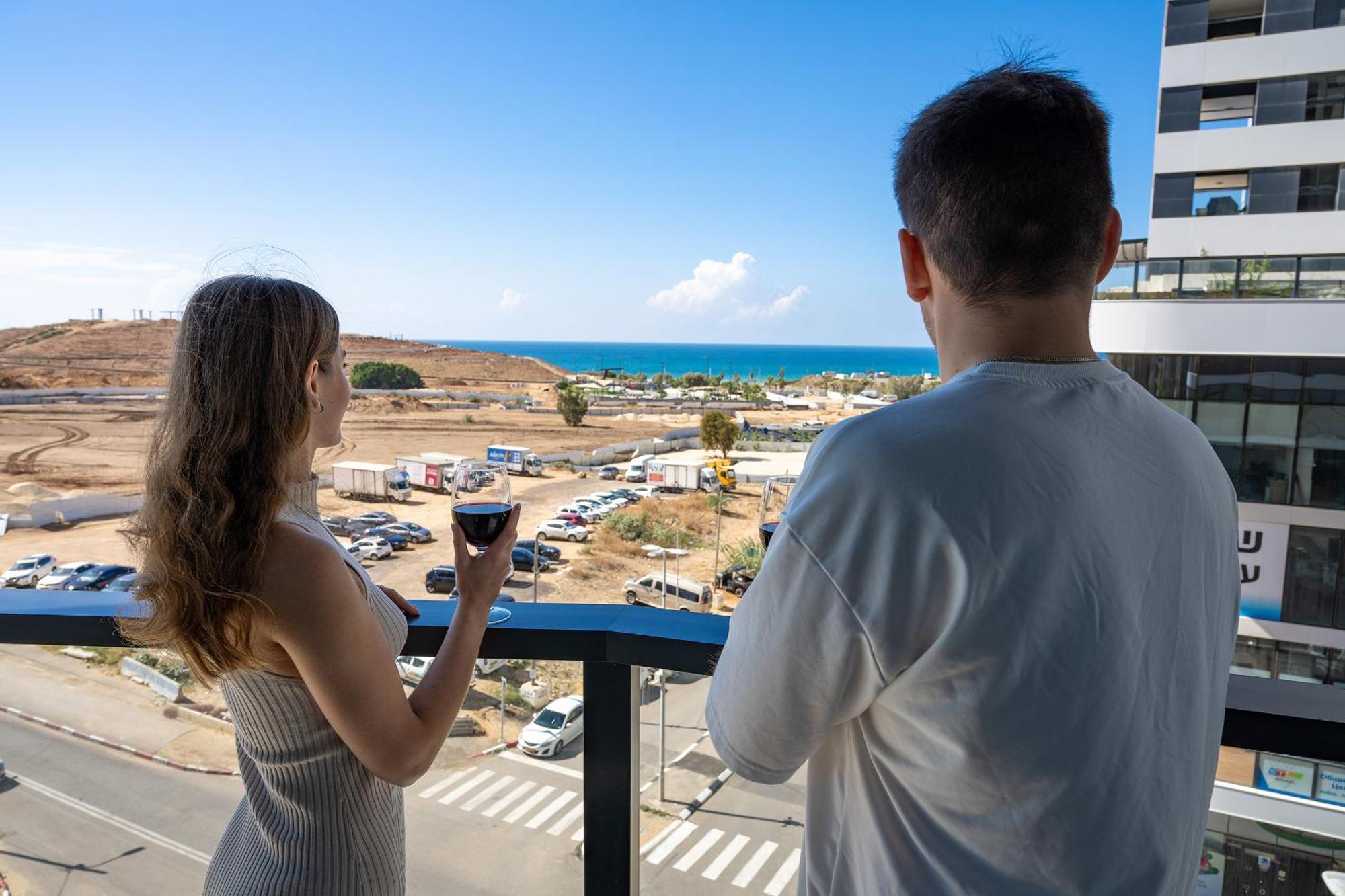 Hi-Yam Seaview Apartments & Suites - יש ממ"ד Бат Ям Екстериор снимка