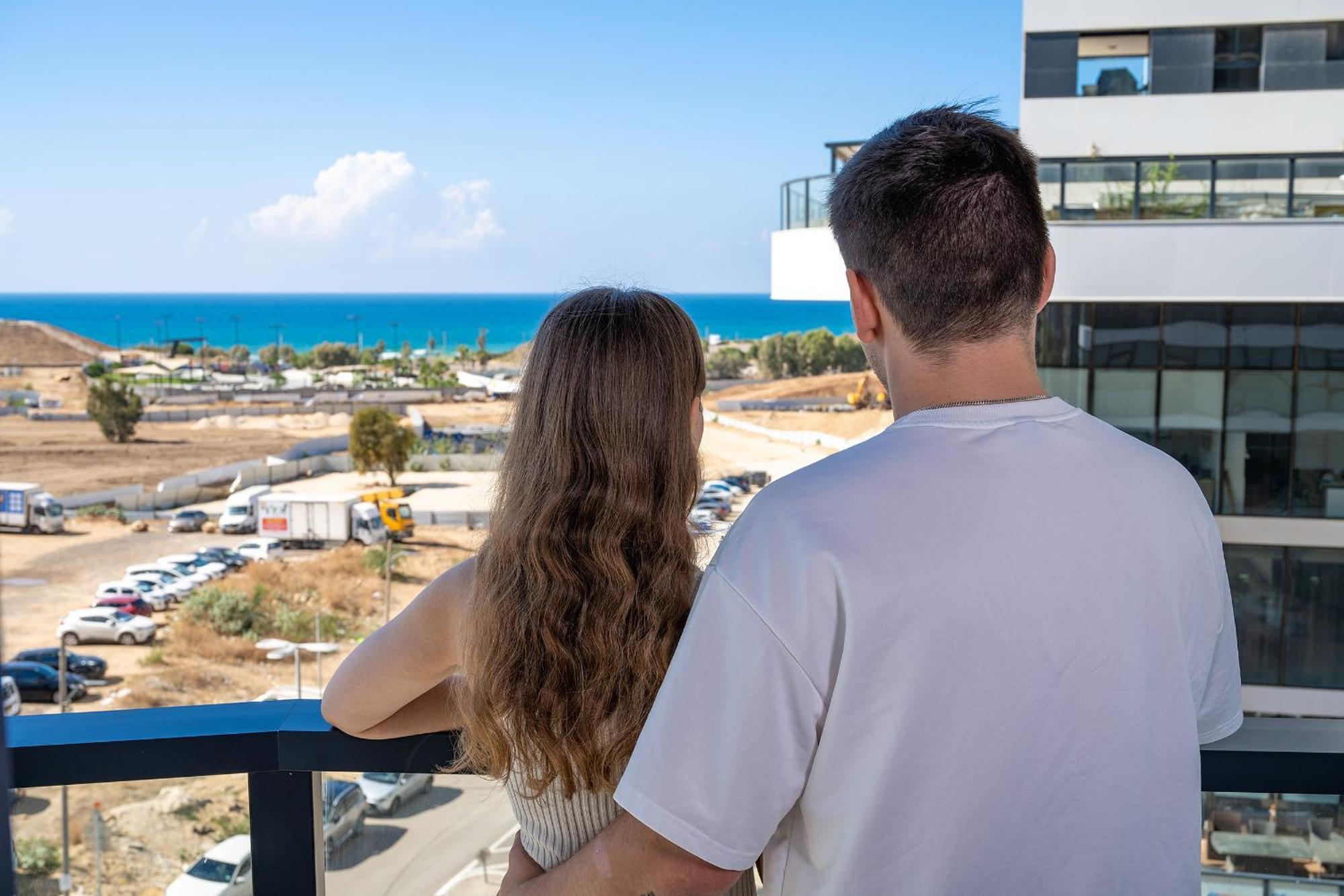 Hi-Yam Seaview Apartments & Suites - יש ממ"ד Бат Ям Екстериор снимка