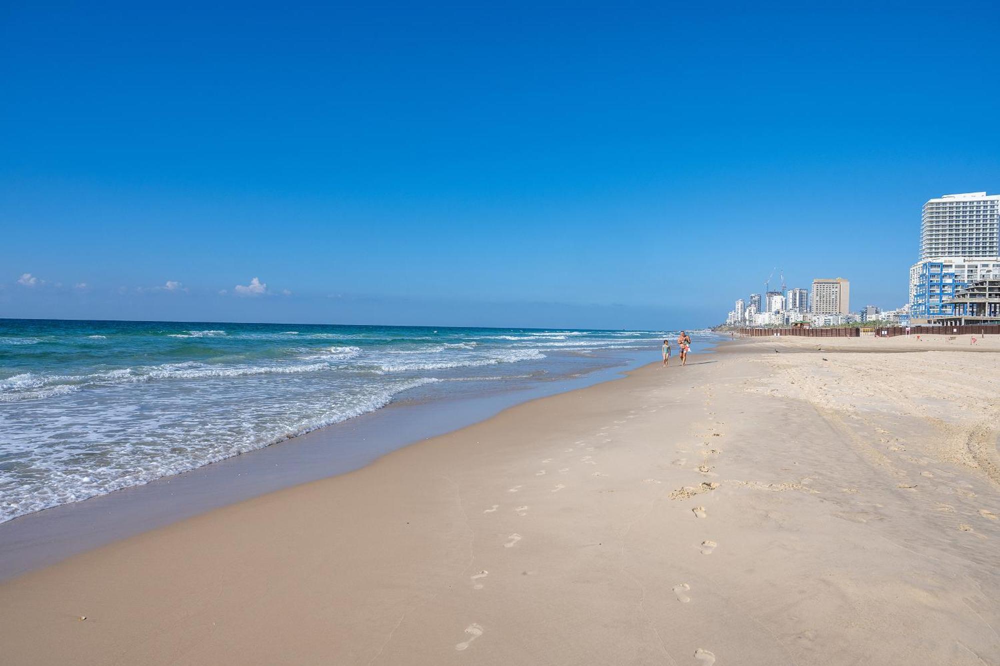 Hi-Yam Seaview Apartments & Suites - יש ממ"ד Бат Ям Екстериор снимка
