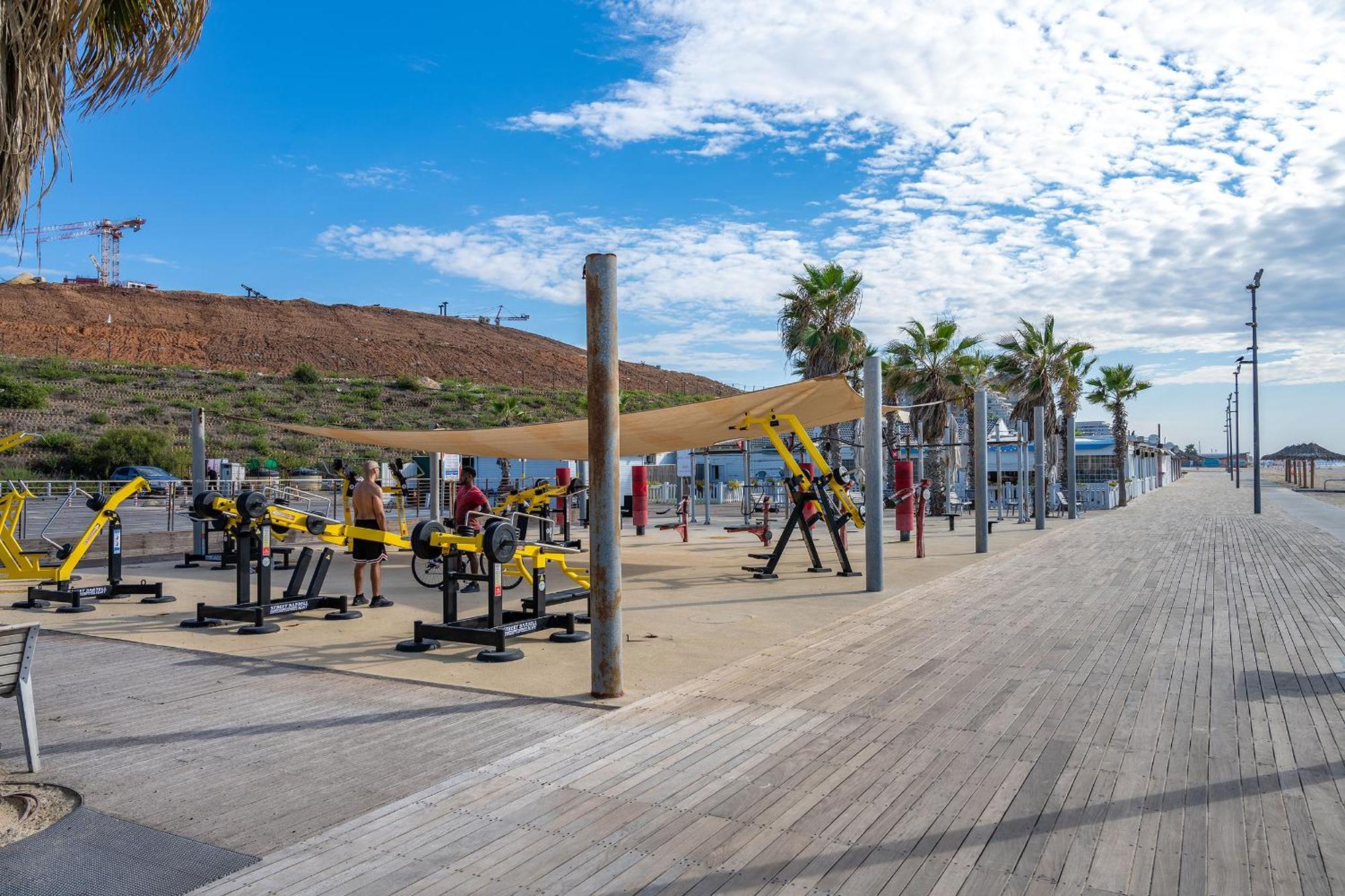 Hi-Yam Seaview Apartments & Suites - יש ממ"ד Бат Ям Екстериор снимка