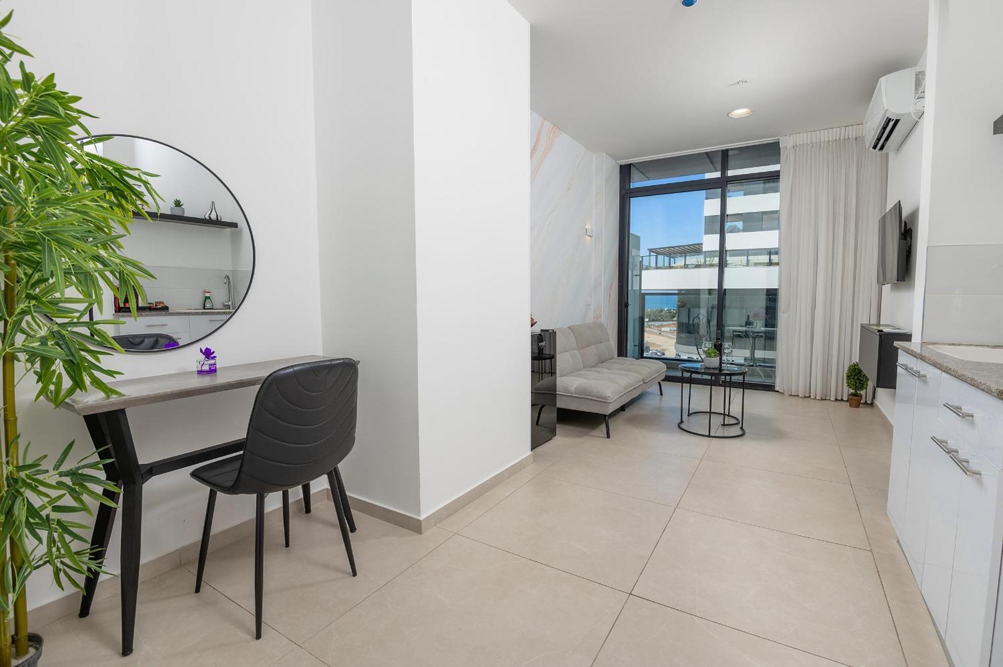 Hi-Yam Seaview Apartments & Suites - יש ממ"ד Бат Ям Екстериор снимка