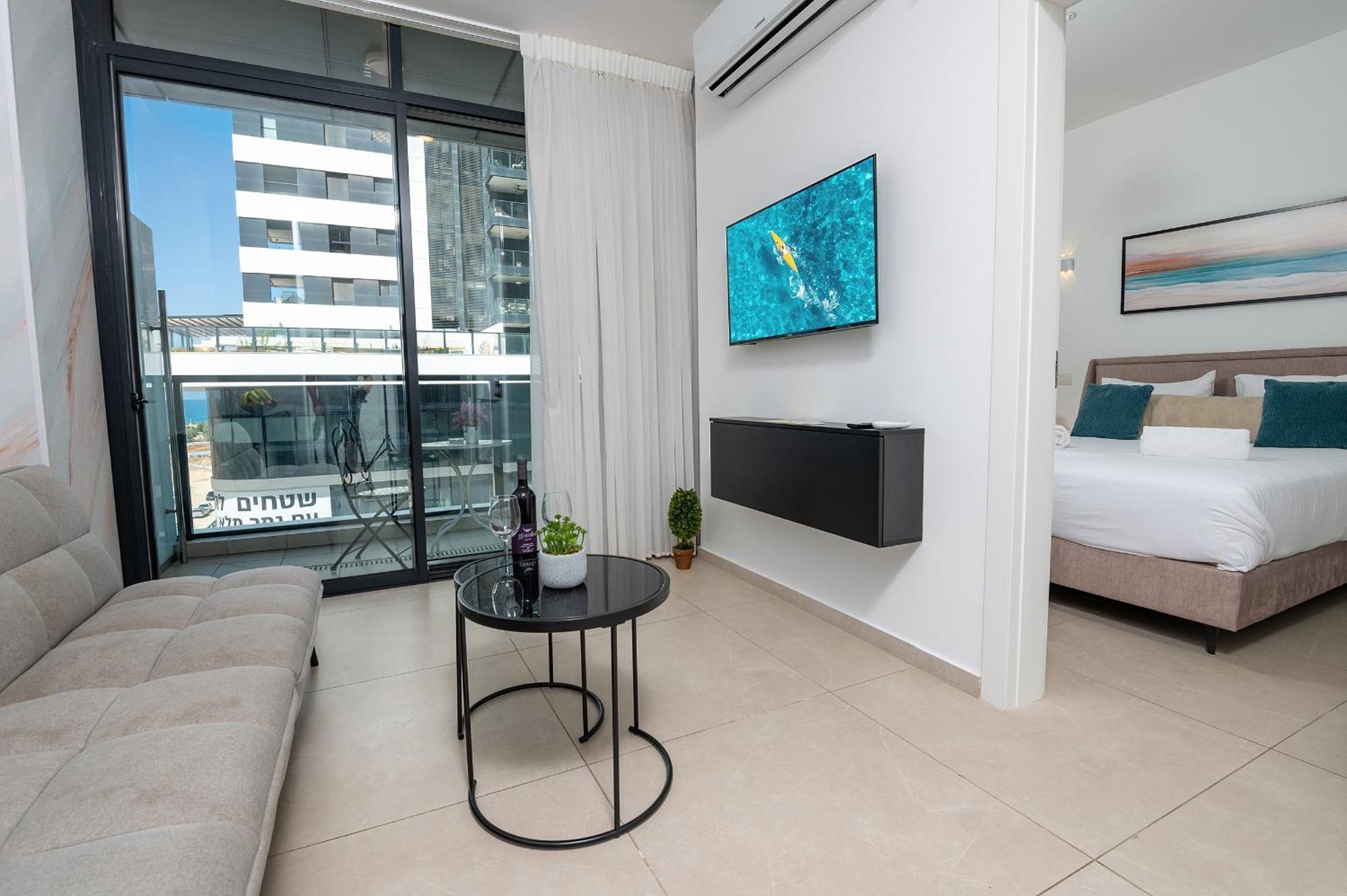 Hi-Yam Seaview Apartments & Suites - יש ממ"ד Бат Ям Екстериор снимка