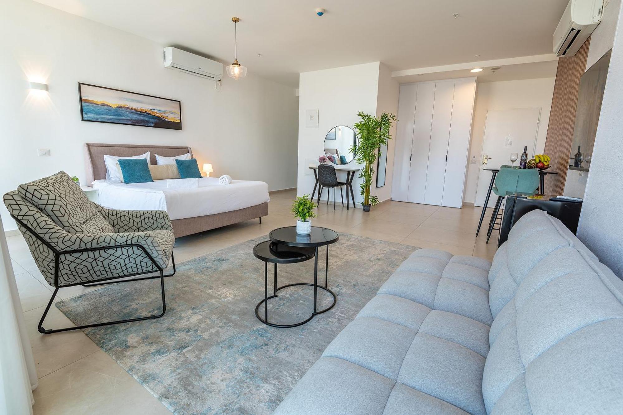 Hi-Yam Seaview Apartments & Suites - יש ממ"ד Бат Ям Екстериор снимка