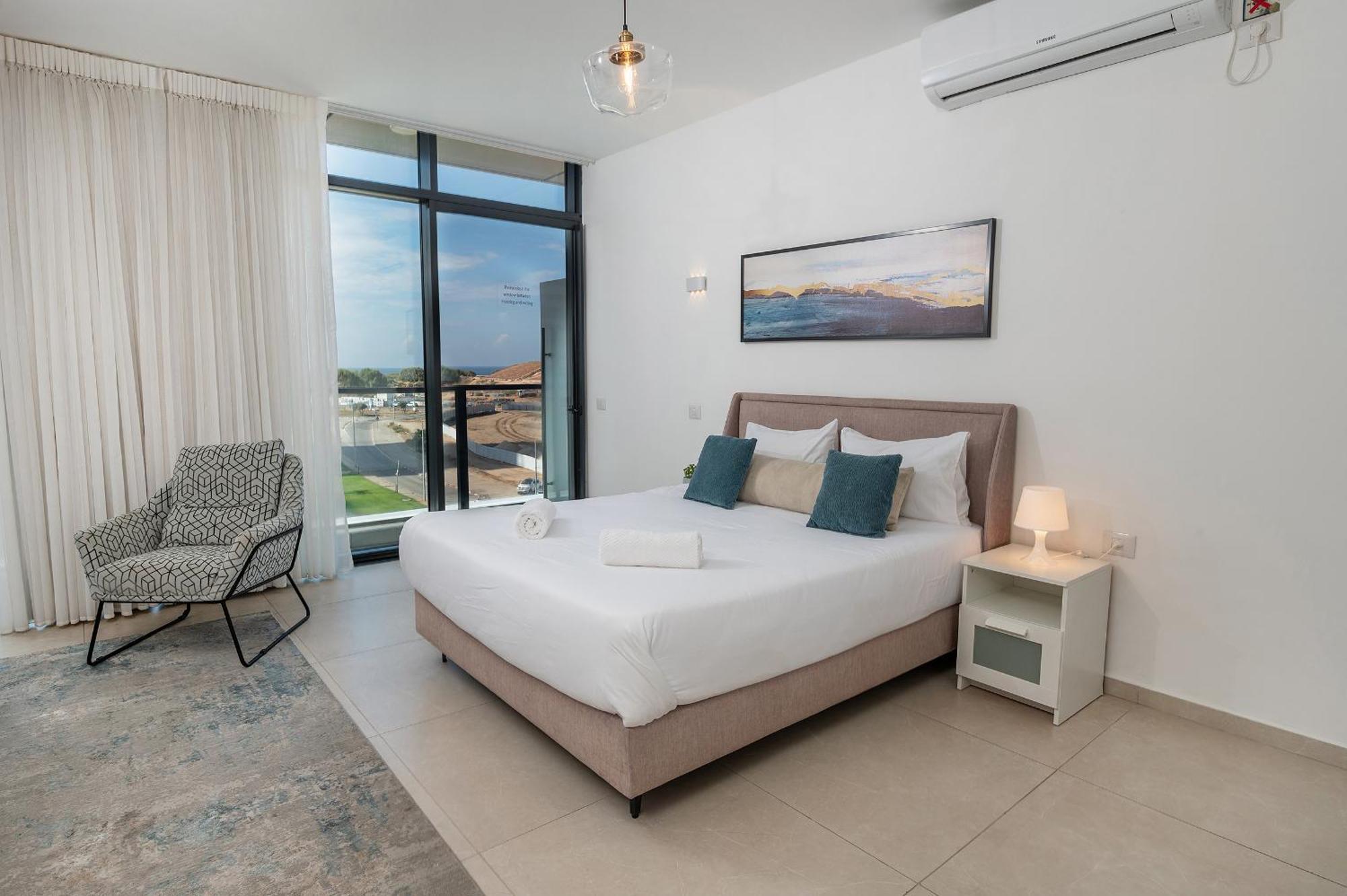 Hi-Yam Seaview Apartments & Suites - יש ממ"ד Бат Ям Екстериор снимка