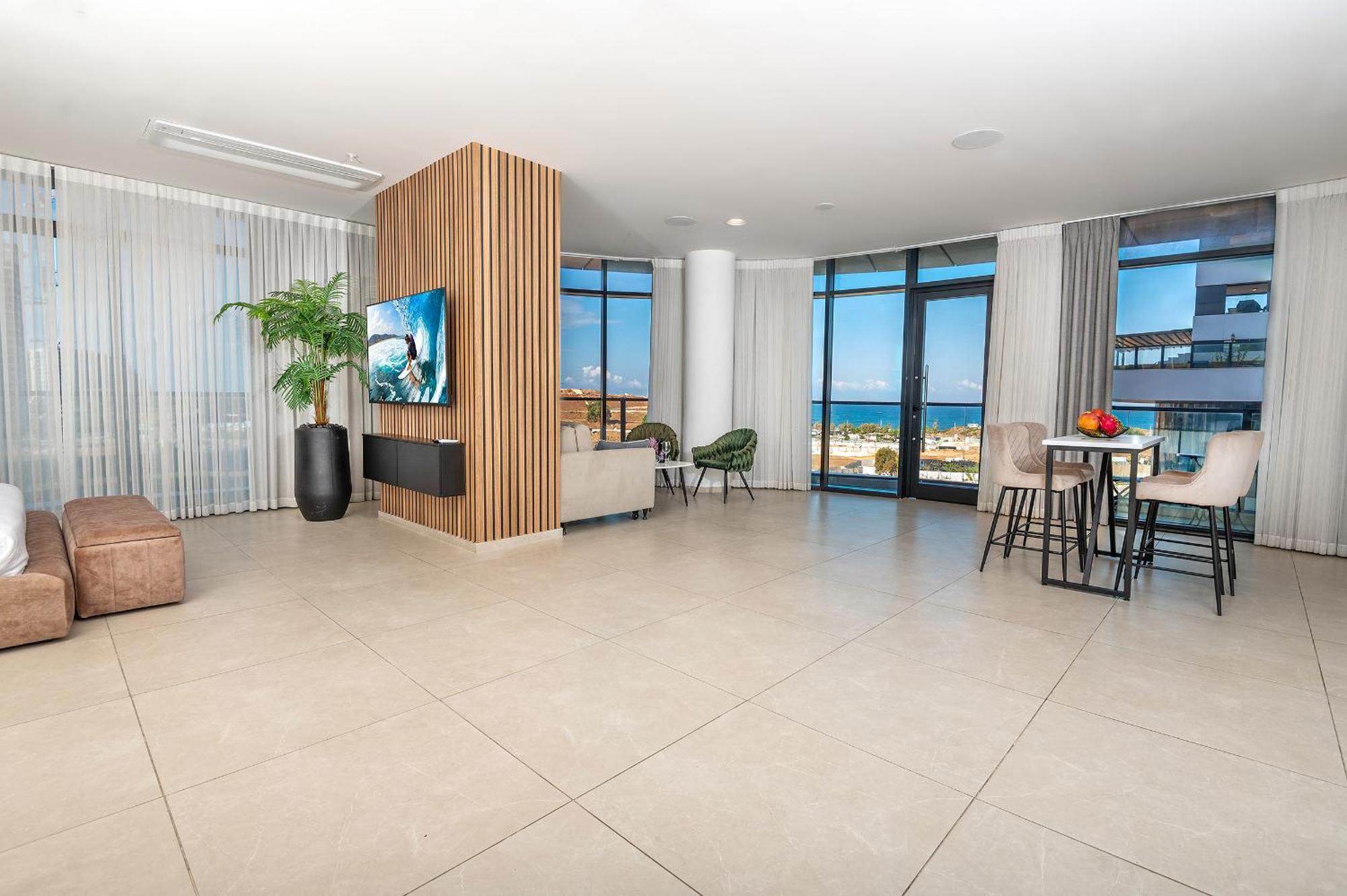Hi-Yam Seaview Apartments & Suites - יש ממ"ד Бат Ям Екстериор снимка