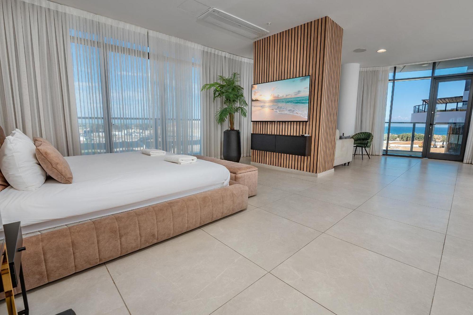Hi-Yam Seaview Apartments & Suites - יש ממ"ד Бат Ям Екстериор снимка