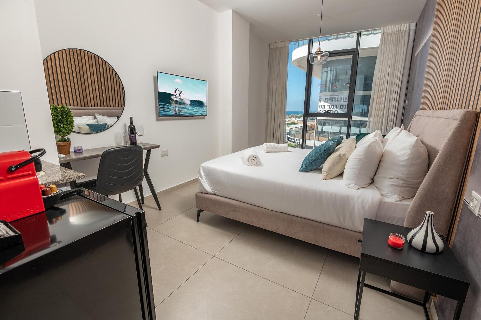 Hi-Yam Seaview Apartments & Suites - יש ממ"ד Бат Ям Екстериор снимка