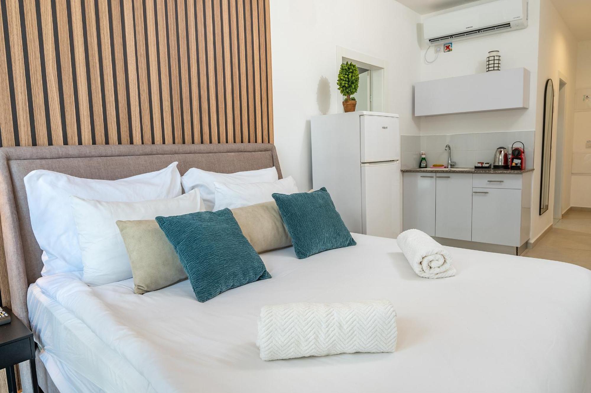 Hi-Yam Seaview Apartments & Suites - יש ממ"ד Бат Ям Стая снимка