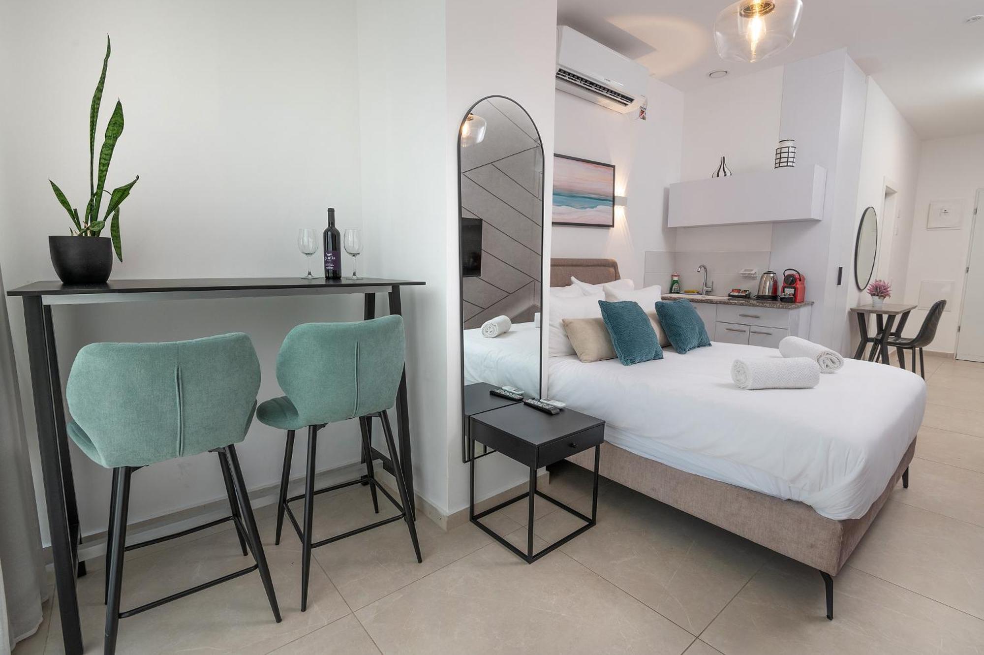 Hi-Yam Seaview Apartments & Suites - יש ממ"ד Бат Ям Стая снимка