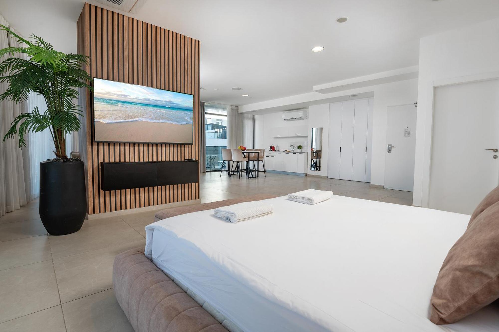 Hi-Yam Seaview Apartments & Suites - יש ממ"ד Бат Ям Стая снимка